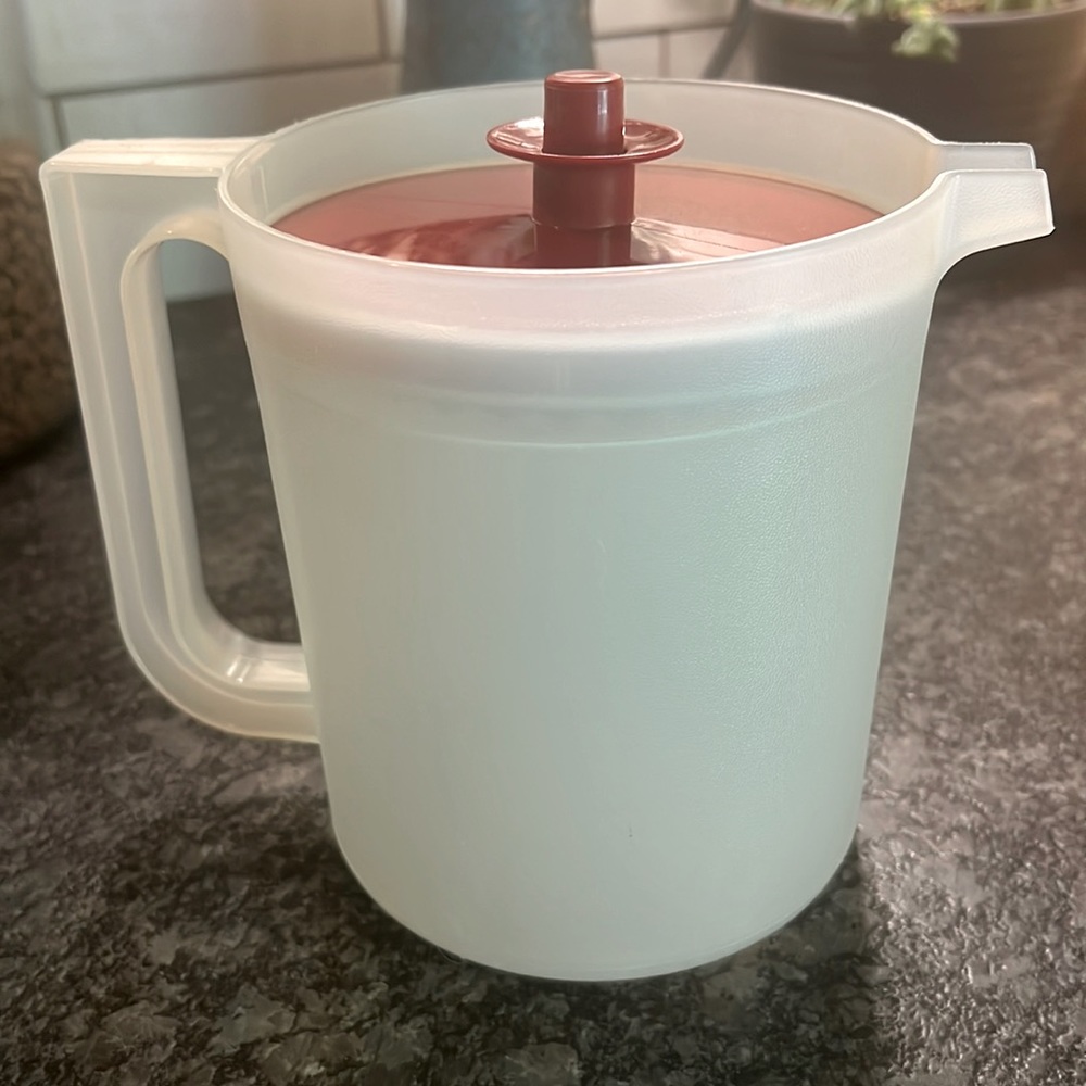 2Qt Vintage Tupperware pitcher. In excellent like new condition. Maroon lid